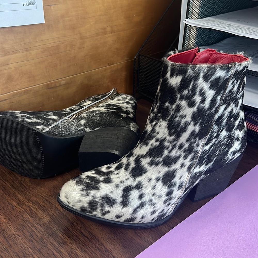 Alcala booties sz9 cow hair